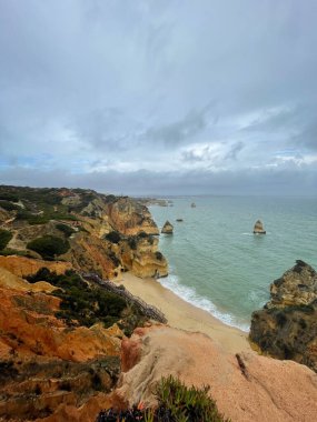 Lagos kasabası yakınlarındaki güzel körfez. Algarve bölgesi. Portekiz Kumlu plajı.