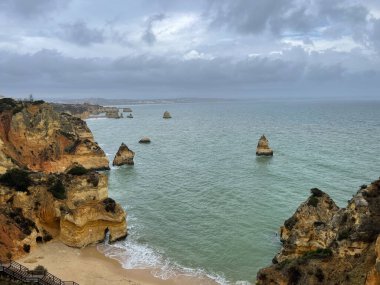 Lagos kasabası yakınlarındaki güzel körfez. Algarve bölgesi. Portekiz Kumlu plajı.