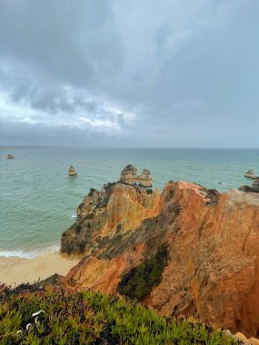 Lagos kasabası yakınlarındaki güzel körfez. Algarve bölgesi. Portekiz Kumlu plajı.