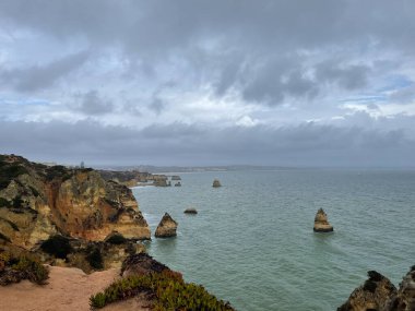 Lagos kasabası yakınlarındaki güzel körfez. Algarve bölgesi. Portekiz Kumlu plajı.