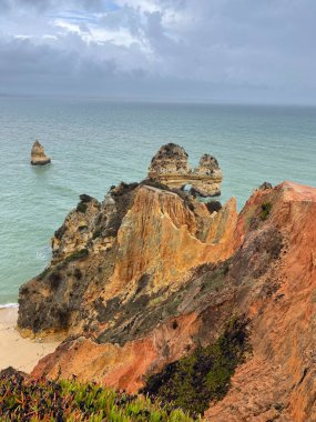 Lagos kasabası yakınlarındaki güzel körfez. Algarve bölgesi. Portekiz Kumlu plajı.