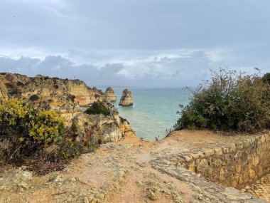 Lagos kasabası yakınlarındaki güzel körfez. Algarve bölgesi. Portekiz Kumlu plajı.