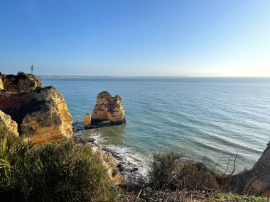 Lagos kasabası yakınlarındaki güzel körfez, Algarve bölgesi, Portekiz. Kumsal. Portekiz tarihi, popüler seyahat merkezi.