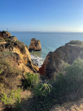 Lagos kasabası yakınlarındaki güzel körfez, Algarve bölgesi, Portekiz. Kumsal. Portekiz tarihi, popüler seyahat merkezi.