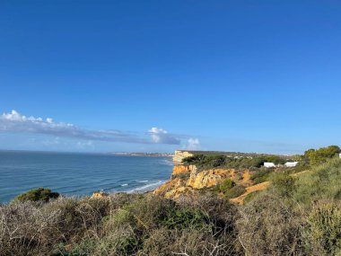 Hava manzaralı balıkçılar Portekiz 'e doğru yol alıyorlar Porto Bayan Praia da Luz plajı Rocha Negra