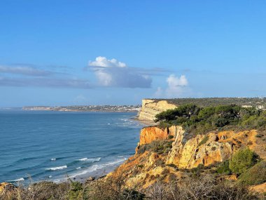 Hava manzaralı balıkçılar Portekiz 'e doğru yol alıyorlar Porto Bayan Praia da Luz plajı Rocha Negra