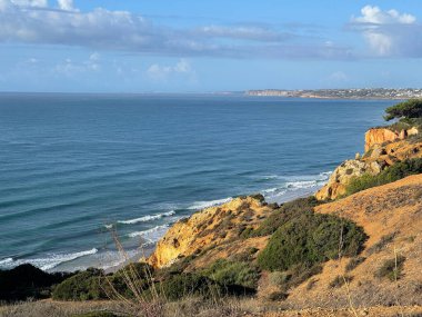 Hava manzaralı balıkçılar Portekiz 'e doğru yol alıyorlar Porto Bayan Praia da Luz plajı Rocha Negra