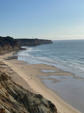Hava manzaralı balıkçılar Portekiz 'e doğru yol alıyorlar Porto Bayan Praia da Luz plajı Rocha Negra