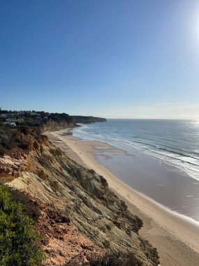 Hava manzaralı balıkçılar Portekiz 'e doğru yol alıyorlar Porto Bayan Praia da Luz plajı Rocha Negra