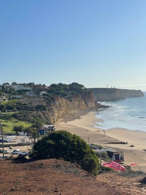 Hava manzaralı balıkçılar Portekiz 'e doğru yol alıyorlar Porto Bayan Praia da Luz plajı Rocha Negra