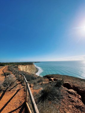 Hava manzaralı balıkçılar Portekiz lagolarını takip ediyor Porto, Praia da Luz plajı Rocha Negra