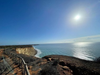 Hava manzaralı balıkçılar Portekiz lagolarını takip ediyor Porto, Praia da Luz plajı Rocha Negra