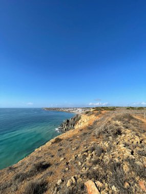 Hava manzaralı balıkçılar Portekiz 'e doğru yol alıyorlar Porto Bayan Praia da Luz plajı Rocha Negra
