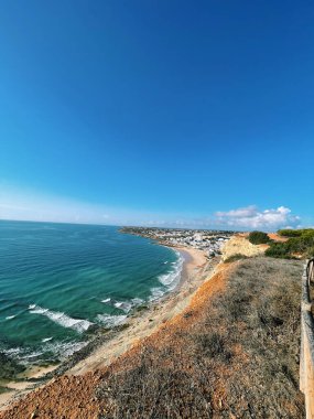 Hava manzaralı balıkçılar Portekiz 'e doğru yol alıyorlar Porto Bayan Praia da Luz plajı Rocha Negra