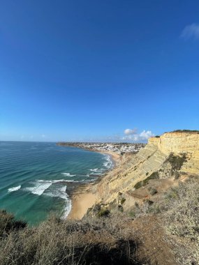 Hava manzaralı balıkçılar Portekiz 'e doğru yol alıyorlar Porto Bayan Praia da Luz plajı Rocha Negra