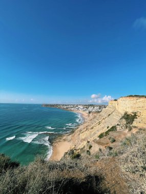 Hava manzaralı balıkçılar Portekiz 'e doğru yol alıyorlar Porto Bayan Praia da Luz plajı Rocha Negra