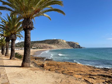Hava manzaralı balıkçılar Portekiz 'e doğru yol alıyorlar Porto Bayan Praia da Luz plajı Rocha Negra