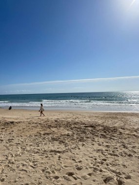 Hava manzaralı balıkçılar Portekiz 'e doğru yol alıyorlar Porto Bayan Praia da Luz plajı Rocha Negra