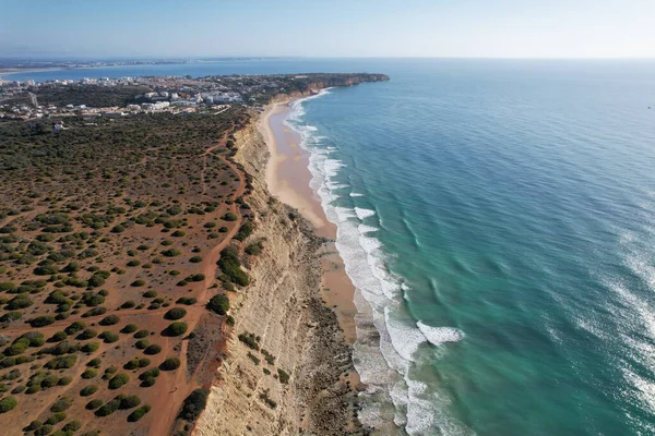Hava manzaralı balıkçılar Portekiz 'e doğru yol alıyorlar Porto Bayan Praia da Luz plajı Rocha Negra