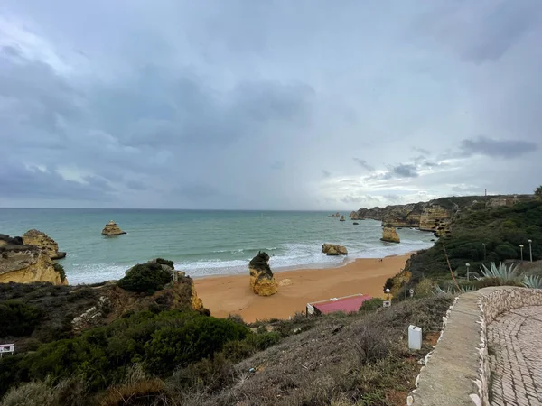 Lagos kasabası yakınlarındaki güzel körfez, Algarve bölgesi, Portekiz. Kumsal. Portekiz tarihi, popüler seyahat merkezi.