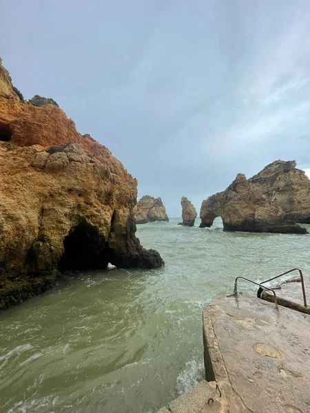 Lagos kasabası yakınlarındaki güzel körfez. Algarve bölgesi. Portekiz Kumlu plajı.