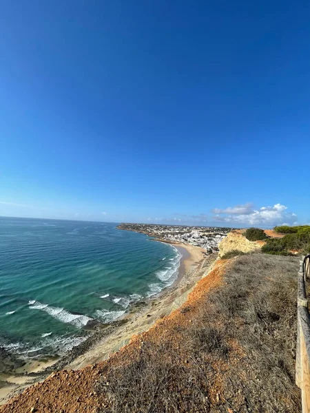 Hava manzaralı balıkçılar Portekiz 'e doğru yol alıyorlar Porto Bayan Praia da Luz plajı Rocha Negra