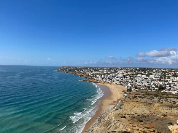 Hava manzaralı balıkçılar Portekiz 'e doğru yol alıyorlar Porto Bayan Praia da Luz plajı Rocha Negra