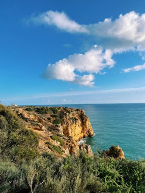 Hava manzaralı balıkçılar Portekiz 'e doğru yol alıyorlar Porto Bayan Praia da Luz plajı Rocha Negra
