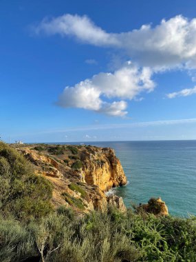 Hava manzaralı balıkçılar Portekiz 'e doğru yol alıyorlar Porto Bayan Praia da Luz plajı Rocha Negra