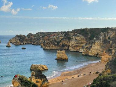 Hava manzaralı balıkçılar Portekiz 'e doğru yol alıyorlar Porto Bayan Praia da Luz plajı Rocha Negra
