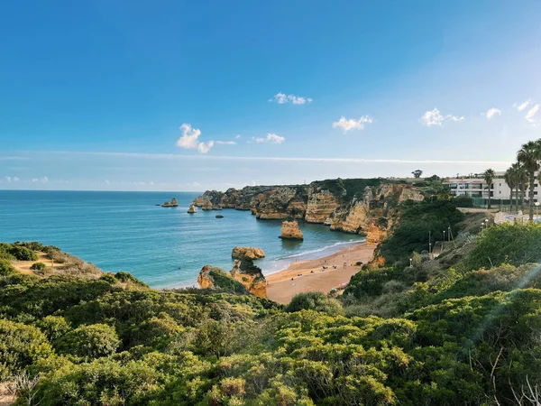 Hava manzaralı balıkçılar Portekiz 'e doğru yol alıyorlar Porto Bayan Praia da Luz plajı Rocha Negra