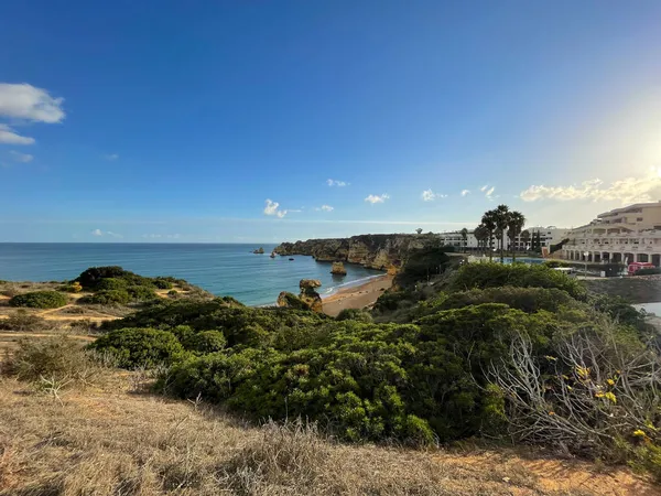 Hava manzaralı balıkçılar Portekiz 'e doğru yol alıyorlar Porto Bayan Praia da Luz plajı Rocha Negra