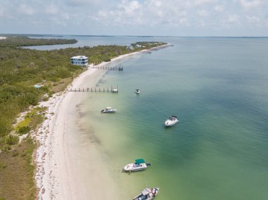 Güzel sahil manzarası. Kumsalda turkuaz deniz suyunun hava dronu görüntüsü. Mesaj için uzay. Turkuaz suyu ve büyük dalgalı havadan manzaralı Karayipler sahili. Cancun sahili hava manzarası.