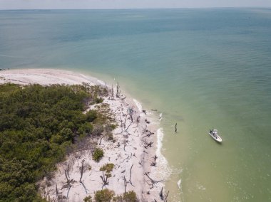 Güzel sahil manzarası. Kumsalda turkuaz deniz suyunun hava dronu görüntüsü. Mesaj için uzay. Turkuaz suyu ve büyük dalgalı havadan manzaralı Karayipler sahili. Cancun sahili hava manzarası.