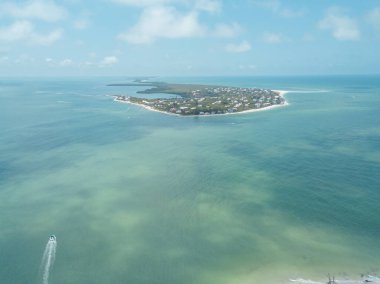Güzel sahil manzarası. Kumsalda turkuaz deniz suyunun hava dronu görüntüsü. Mesaj için uzay. Turkuaz suyu ve büyük dalgalı havadan manzaralı Karayipler sahili. Florida Cayo Costa Adası 