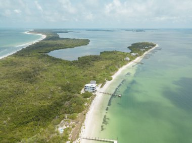 Güzel sahil manzarası. Kumsalda turkuaz deniz suyunun hava dronu görüntüsü. Mesaj için uzay. Turkuaz suyu ve büyük dalgalı havadan manzaralı Karayipler sahili. Florida Cayo Costa Adası 