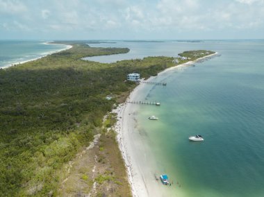 Güzel sahil manzarası. Kumsalda turkuaz deniz suyunun hava dronu görüntüsü. Mesaj için uzay. Turkuaz suyu ve büyük dalgalı havadan manzaralı Karayipler sahili. Florida Cayo Costa Adası 