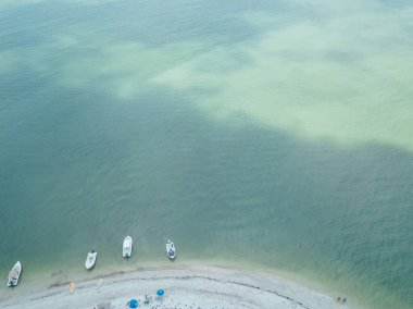 Güzel sahil manzarası. Kumsalda turkuaz deniz suyunun hava dronu görüntüsü. Mesaj için uzay. Turkuaz suyu ve büyük dalgalı havadan manzaralı Karayipler sahili. Florida Cayo Costa Adası 