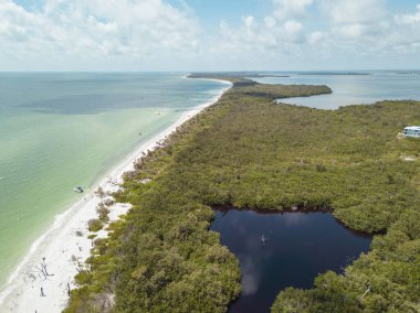 Güzel sahil manzarası. Kumsalda turkuaz deniz suyunun hava dronu görüntüsü. Mesaj için uzay. Turkuaz suyu ve büyük dalgalı havadan manzaralı Karayipler sahili. Florida Cayo Costa Adası