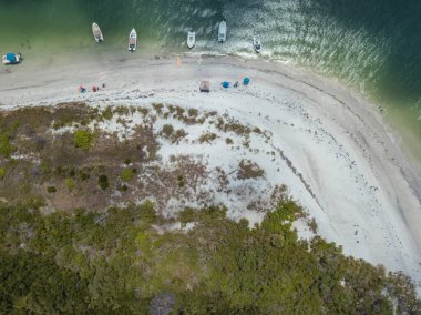 Güzel sahil manzarası. Kumsalda turkuaz deniz suyunun hava dronu görüntüsü. Mesaj için uzay. Turkuaz suyu ve büyük dalgalı havadan manzaralı Karayipler sahili. Florida Cayo Costa Adası