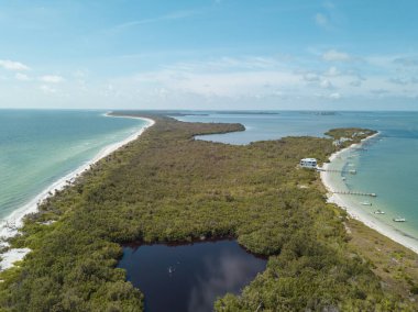 Güzel sahil manzarası. Kumsalda turkuaz deniz suyunun hava dronu görüntüsü. Mesaj için uzay. Turkuaz suyu ve büyük dalgalı havadan manzaralı Karayipler sahili. Florida Cayo Costa Adası
