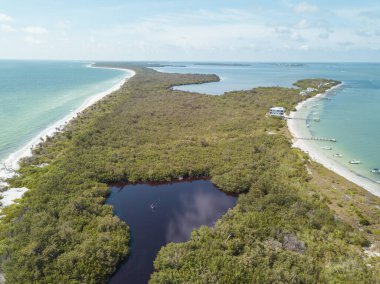 Güzel sahil manzarası. Kumsalda turkuaz deniz suyunun hava dronu görüntüsü. Mesaj için uzay. Turkuaz suyu ve büyük dalgalı havadan manzaralı Karayipler sahili. Florida Cayo Costa Adası