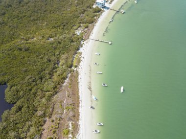 Güzel sahil manzarası. Kumsalda turkuaz deniz suyunun hava dronu görüntüsü. Mesaj için uzay. Turkuaz suyu ve büyük dalgalı havadan manzaralı Karayipler sahili. Florida Cayo Costa Adası
