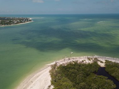 Güzel sahil manzarası. Kumsalda turkuaz deniz suyunun hava dronu görüntüsü. Mesaj için uzay. Turkuaz suyu ve büyük dalgalı havadan manzaralı Karayipler sahili. Florida Cayo Costa Adası