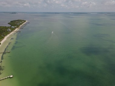 Güzel sahil manzarası. Kumsalda turkuaz deniz suyunun hava dronu görüntüsü. Mesaj için uzay. Turkuaz suyu ve büyük dalgalı havadan manzaralı Karayipler sahili. Florida Cayo Costa Adası