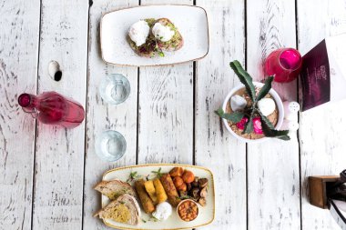 Yumurtalı tost ve yumurtalı sandviç. 