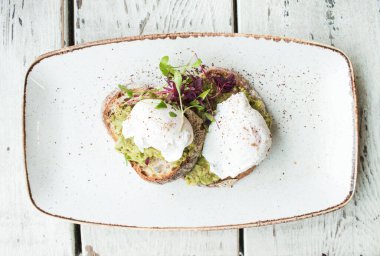 Yumurtalı tost ve yumurtalı sandviç. 