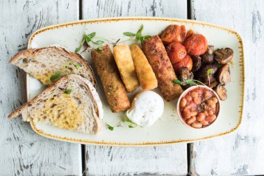 Yumurtalı tost ve yumurtalı sandviç. 