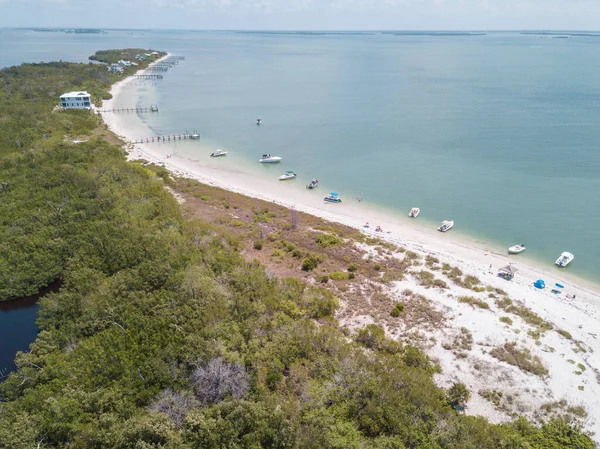 Güzel sahil manzarası. Kumsalda turkuaz deniz suyunun hava dronu görüntüsü. Mesaj için uzay. Turkuaz suyu ve büyük dalgalı havadan manzaralı Karayipler sahili. Cancun sahili hava manzarası.