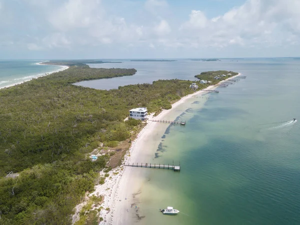 Güzel sahil manzarası. Kumsalda turkuaz deniz suyunun hava dronu görüntüsü. Mesaj için uzay. Turkuaz suyu ve büyük dalgalı havadan manzaralı Karayipler sahili. Cancun sahili hava manzarası.